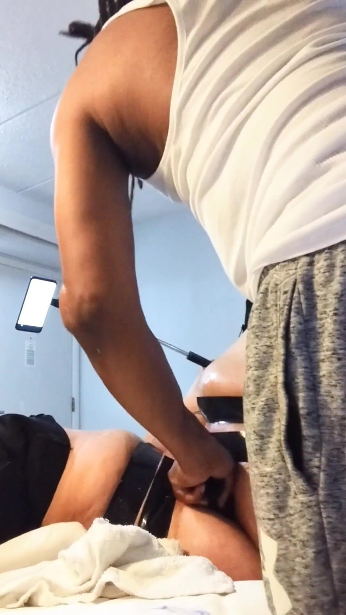 Kimmywetwet: Mestre esticando e escancarando a buceta do seu escravo