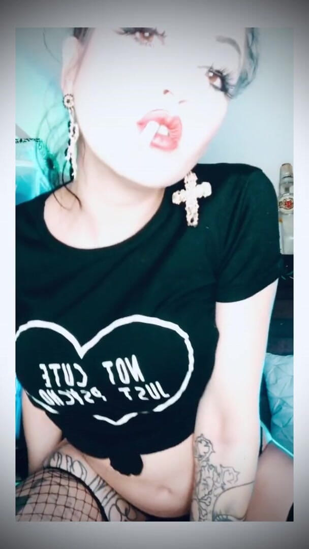 Hellizabeth Queen: Hellizabeth solo smoking