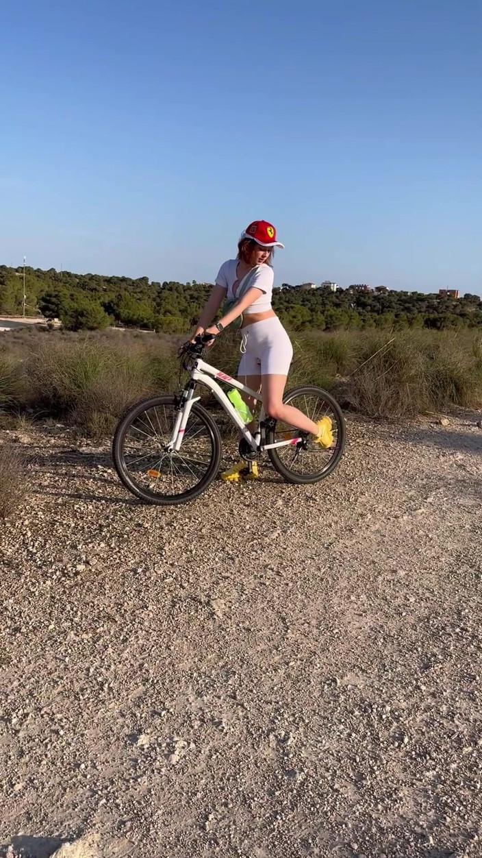 Sheryl X Sinclair: La compilation più completa di pisciate all'aperto 2025!