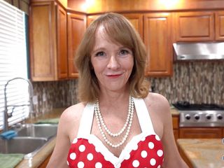 POV Mania: Hot sexy MILF Cindi Sinclair on her knees in the...