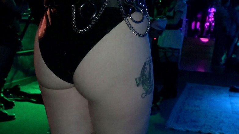 Dirty Dating Live: 恋物癖庇护，第1部分 - 鞭子射精