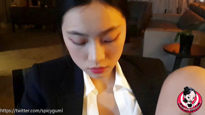 SpicyGum: June Liu - Chinese manager straft haar werknemer omdat ze te...