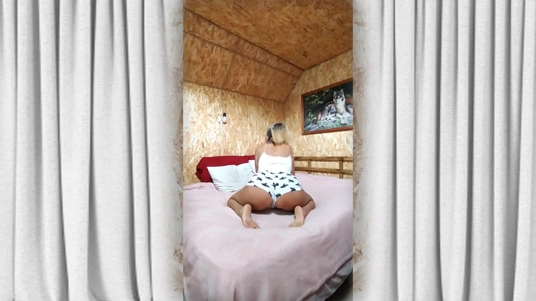 Lukerya: ホットな主婦ルケリヤ。冬の朝、コーヒーを片手に。