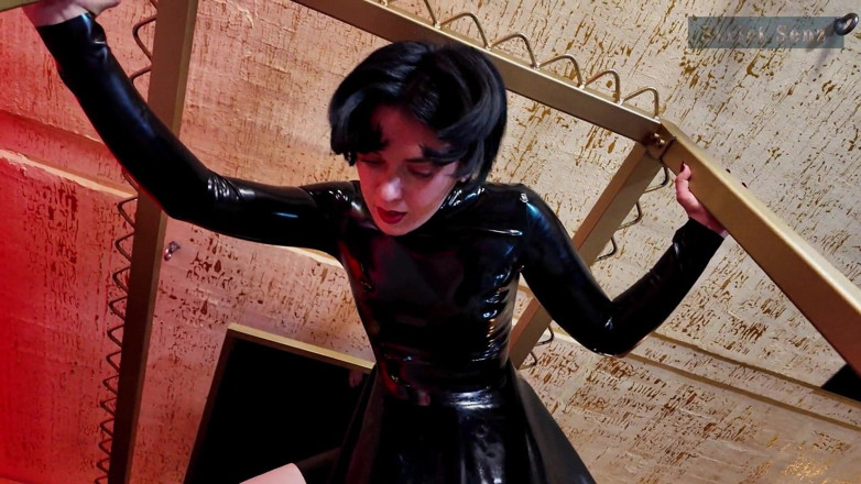 Strict Senz: Senhora Medea mijando peida pés