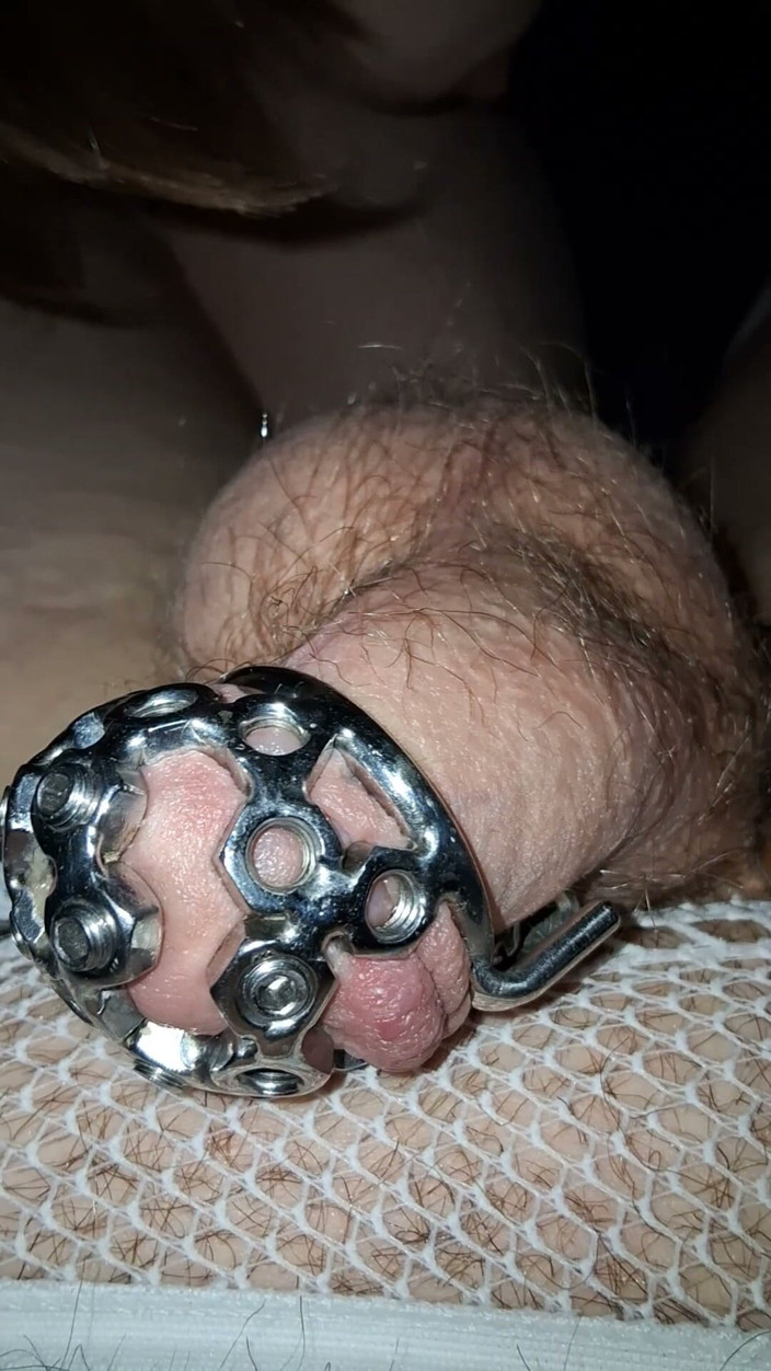 Mistress Rae: Manlief uit zijn puntige kooi laten komen