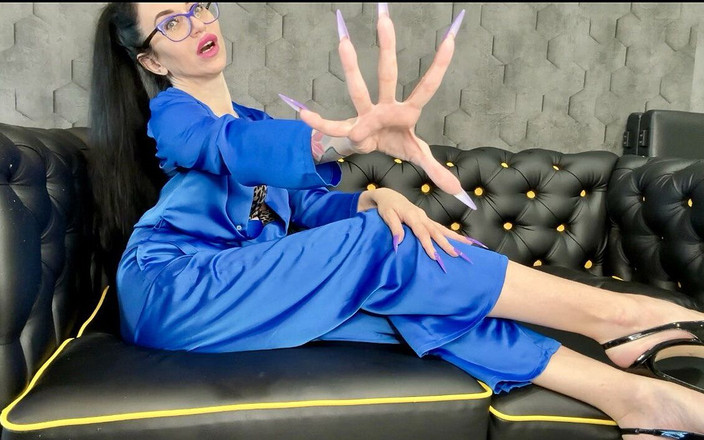 Julia domaina: Нова довше форма і новий фіолетовий колір, оборки, довгі гнучкі пальці, широкі долоні, шовковий брючний костюм на мені