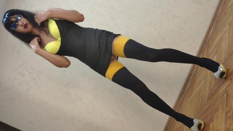 Ponny Letany: 穿着黄色礼服和高跟鞋的娘娘腔小马为相机跳舞，并展示她的黄色阴户