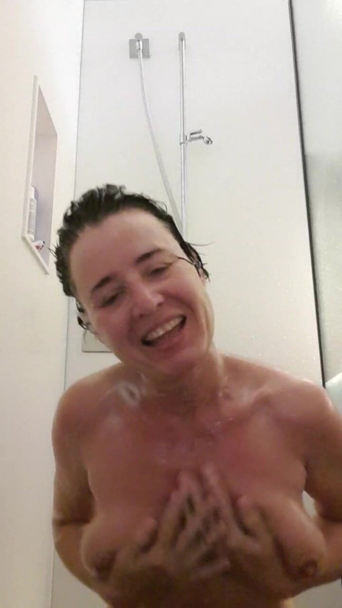 JulieEroticDress: Bắn nước ồ ạt