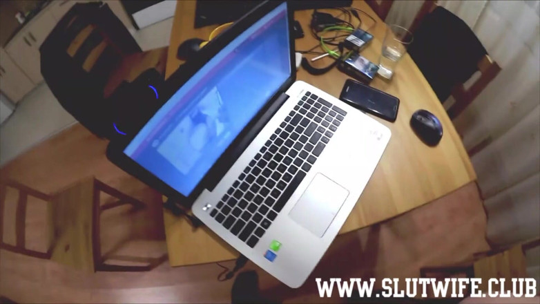 Slutwife Club: Blowjob kondom ceroboh dari pelacur camgirl bertopeng
