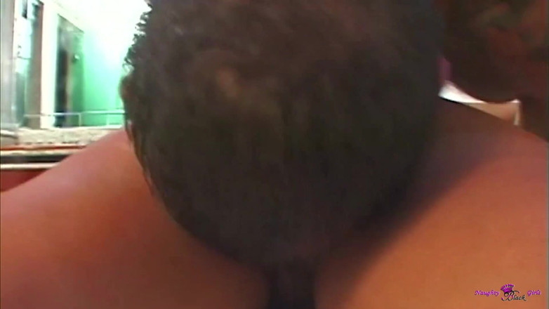 Naughty Black Girls: Três meninas e dois caras estão tendo um tempo de...