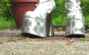 Foot Girls: Давка с серебряными высокими каблуками