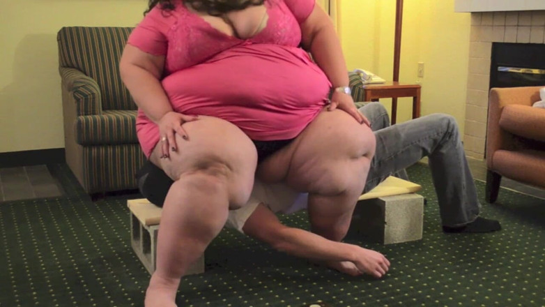 Full Weight Productions: Luna in pink board smash