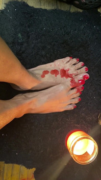 Piedini davvero belli con dita rosse lunghe e cera di candela