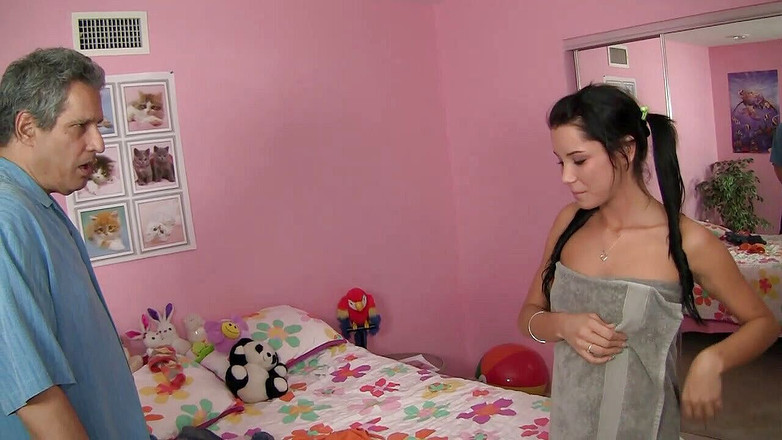 OLD X: Je starý jako můj dědeček, ale miluji, když mě šuká