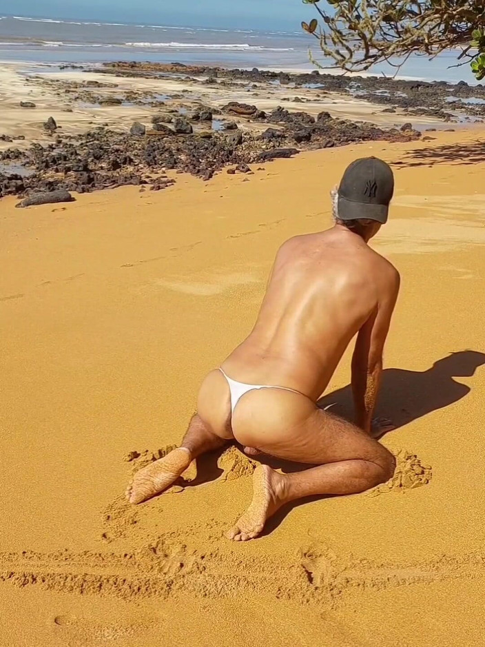 Ladysilvas: Ladysilva Crossdresser समुद्र तट पर पैंटीज में अपनी हॉट गांड दिखा रही है