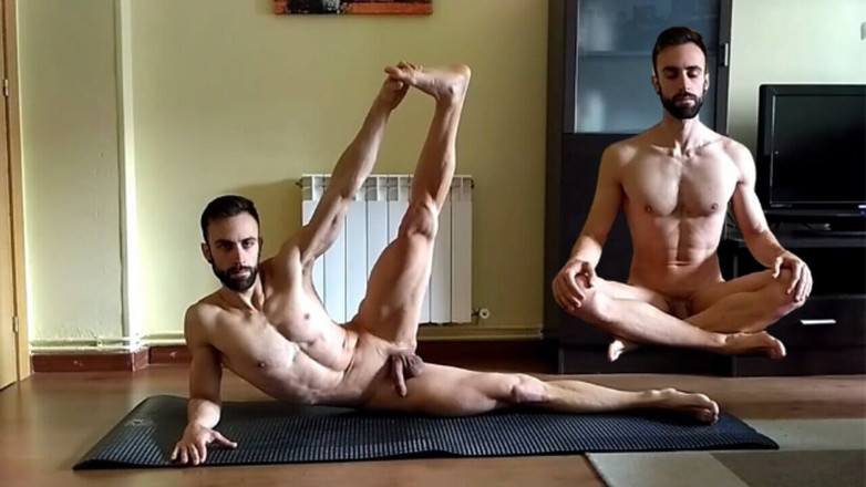 Zeus Ray: Praticare yoga completamente nuda a casa