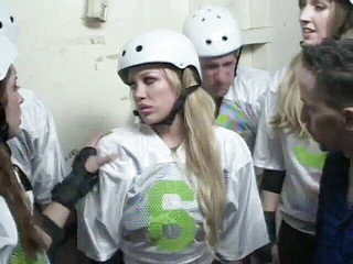 Hot Sex Party: Si jalang Roller menikmati tembusan berganda