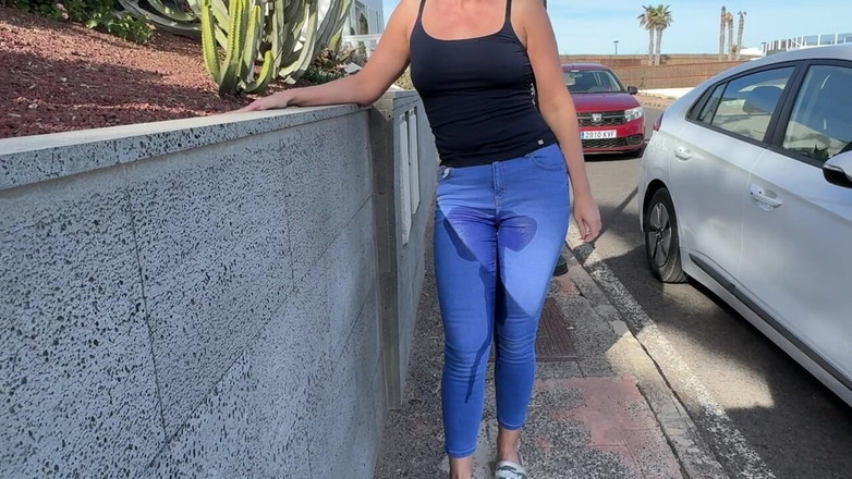 Emma Voyeur: Дівчина мочить джинси на вулиці