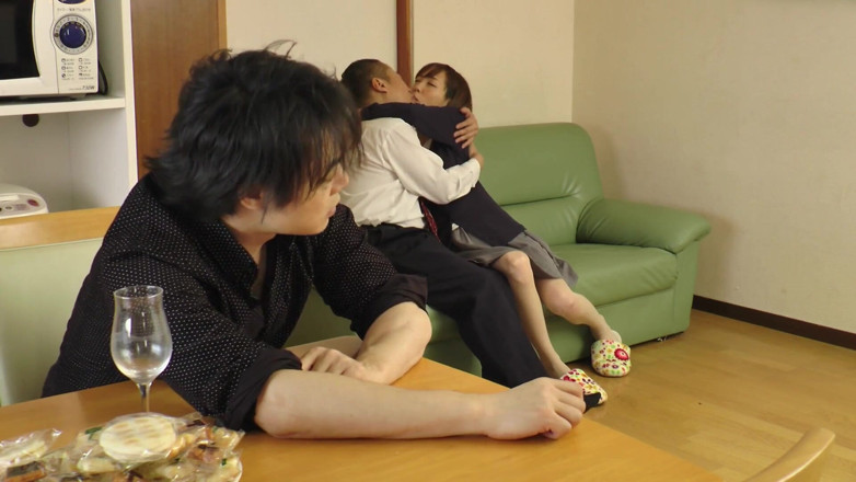 Caribbeancom: Attractive Japanese wife gets fucked while husband relaxing in the...