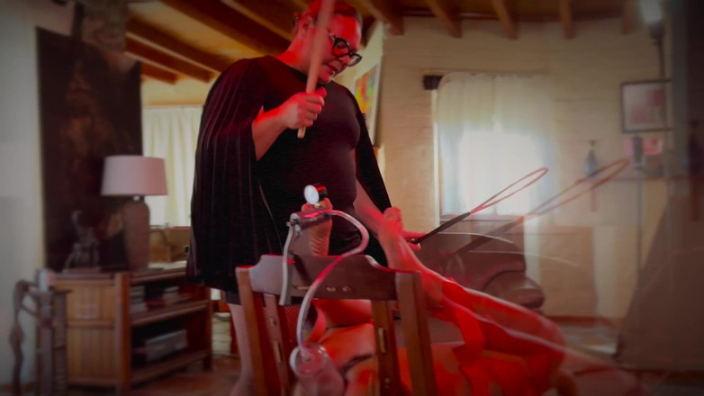 Mistress April: Доміна-коханка Епрівлі: помилка рабів