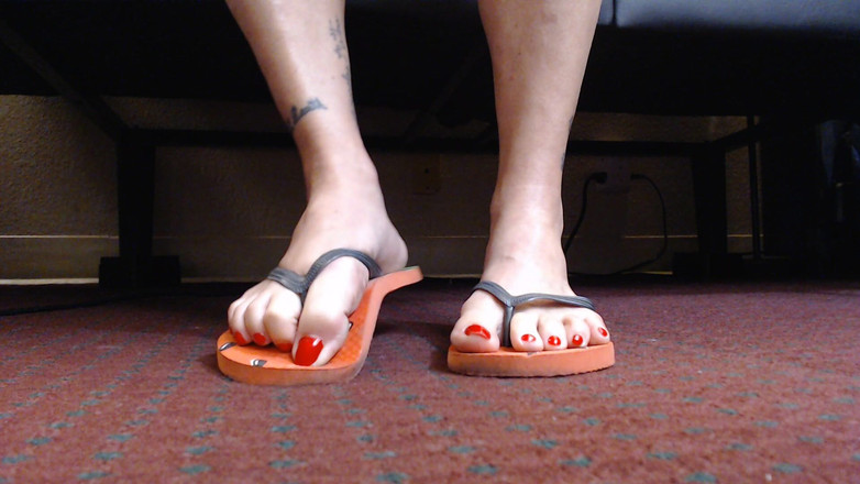 Abby Anna: 赤い爪フリップフロップ靴遊びのクローズアップ