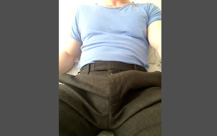 Jonasponas cumming: 穿着西装裤玩弄我的鸡巴，然后脱衣并把我的T恤射在精液中