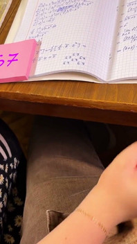 College flicka 67 Sex-sju - retar honom under skrivbordet under matematik. Sperma på armbandsur