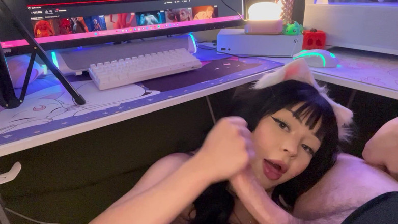 Eden Rylie: Une gameuse taille une pipe sous le bureau