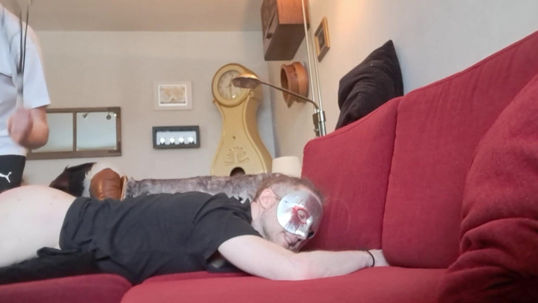 Oznob Oznofla: L'ragazzo amatoriale viene frustato sulle mani, piedi e culo