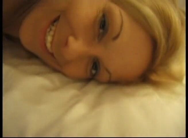 Flash Model Amateurs: Amateur blonde beauty plays with her damp snatch
