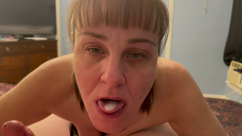 Sweet Marie: Sarkık memeli olgun elsiz döl emiyor ve her damlasını yutuyor!