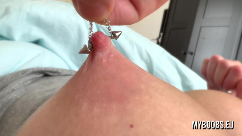 My Boobs: 他和热辣的大奶子熟女玩穿孔的乳头，她也抚摸乳头