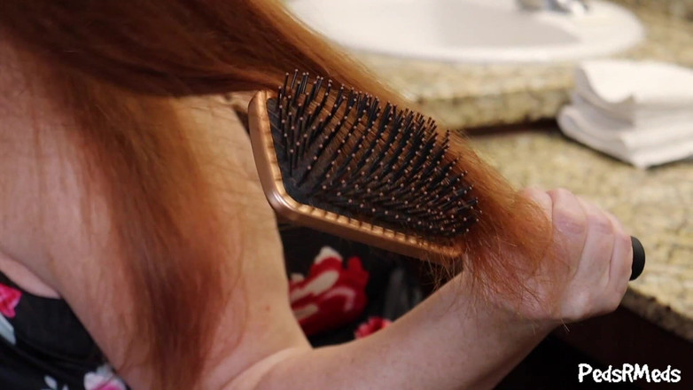 PedsRMeds: Julie Ginger își perie părul frumos și lung