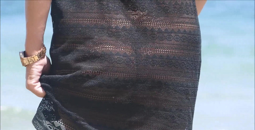 Natalie K: Gå längs stranden i en genomskinlig klänning och inga trosor,...