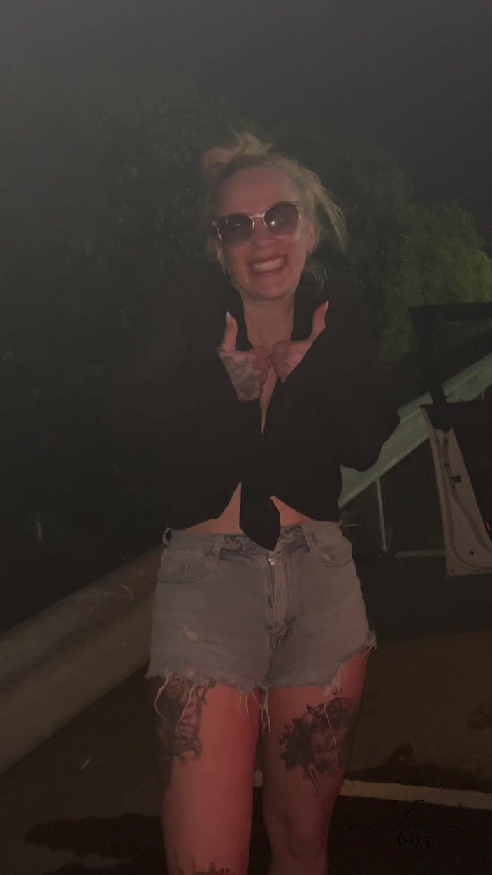 June695: 街上的金色淋浴