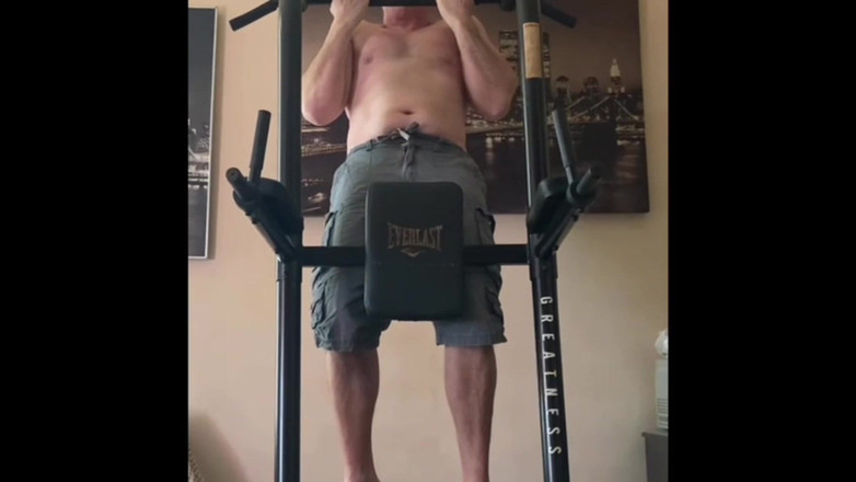 Alex Art: Un homme fort se masturbe après l’entraînement