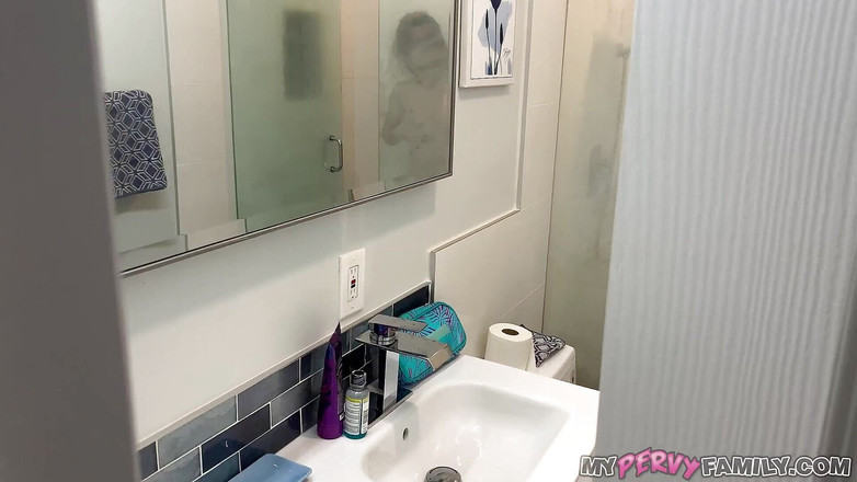 My Pervy Family: 在浴室里给红发继母粗暴性爱并中出 - nala Brooks