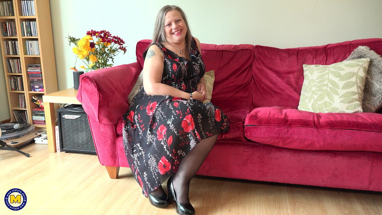 Mature NL: 丰满熟女nikki喜欢独自在家时变得