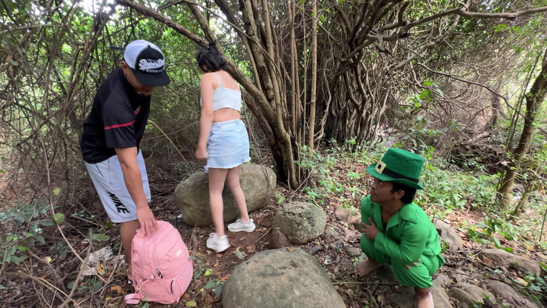 ManuelaAlvarez: Achávamos que estávamos sozinhos na floresta com minha meia-irmã sexy...