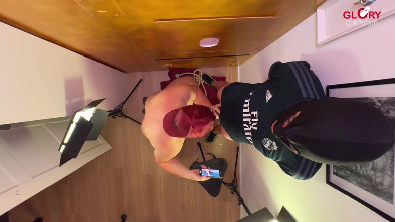 GLORYHOLEGAYS: 웨이 포피 뱀파이어들이 XXL 괴물을 빨아들이며 40분 메가 폭발