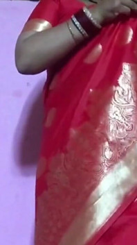 Desi Bhabhi appena sposata ha succhiato un grosso cazzo del suo nuovo capo