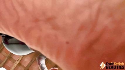 Foot Fetish HD: Lila küken Lavey tritt auf ihr kleines spielzeug
