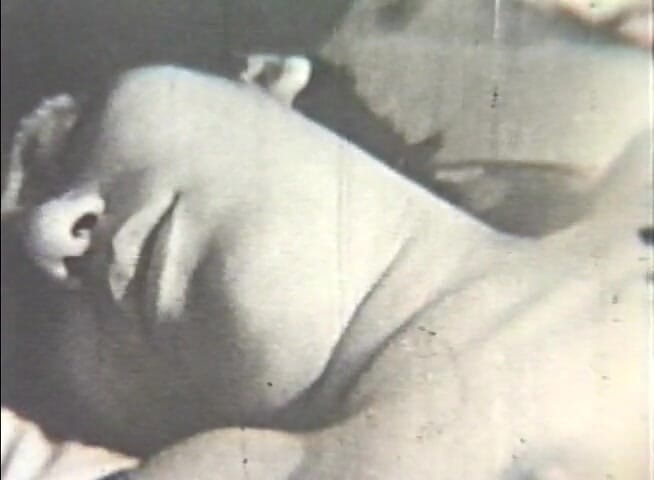 The Vintage Era: La milf pelosa viene arata sul letto