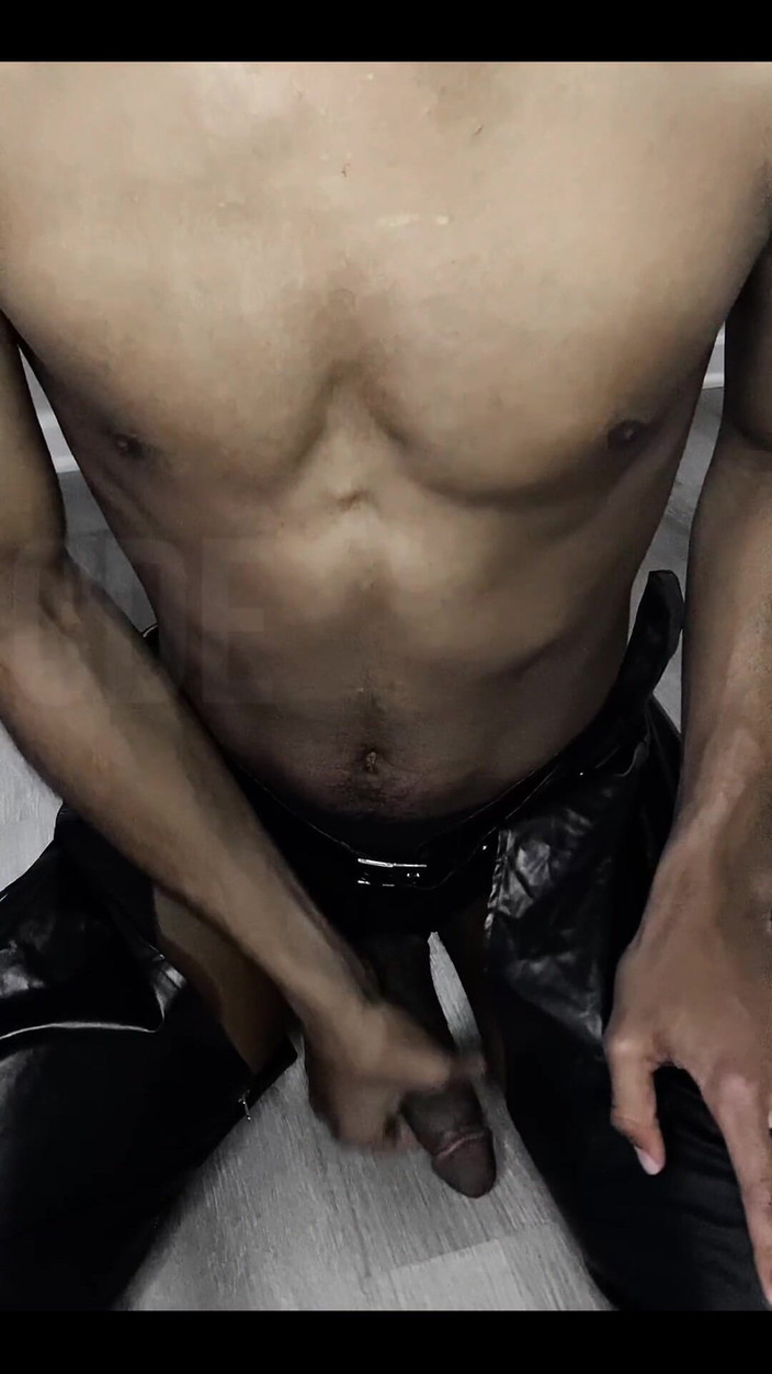 Boy Wonder: Bu kalın siyah yarağı tam çığlık kostümlü okşuyor