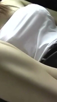 Jovem esposa casada cavalga seu grande consolo vermelho