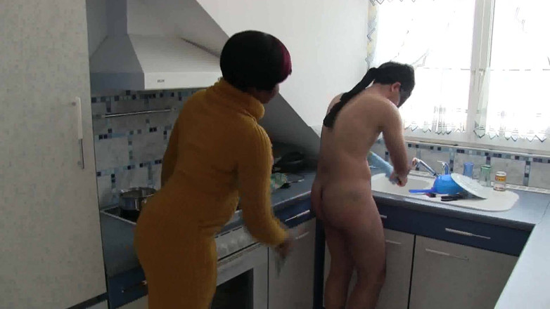 Femdom Austria: Limpando sua cozinha