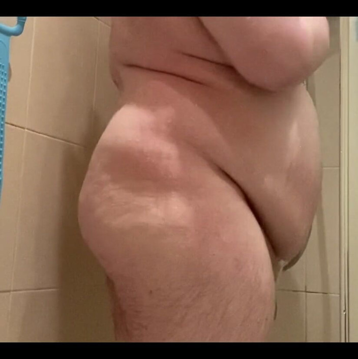 Chub toys: シャワーの時間、指で愛撫、お腹の遊び、柔らかいペニスで。楽しむ！