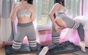 Lolipop99: Masturbarse con consolador en pantalones de yoga rasgados