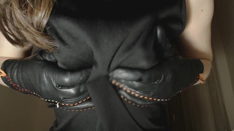 MyClearSky: Elle trait ses seins à travers une robe noire