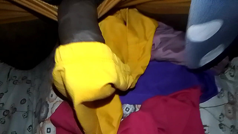 Jaanu294: W żółtym kolorze niebieskie majtki niebieskie gow jest